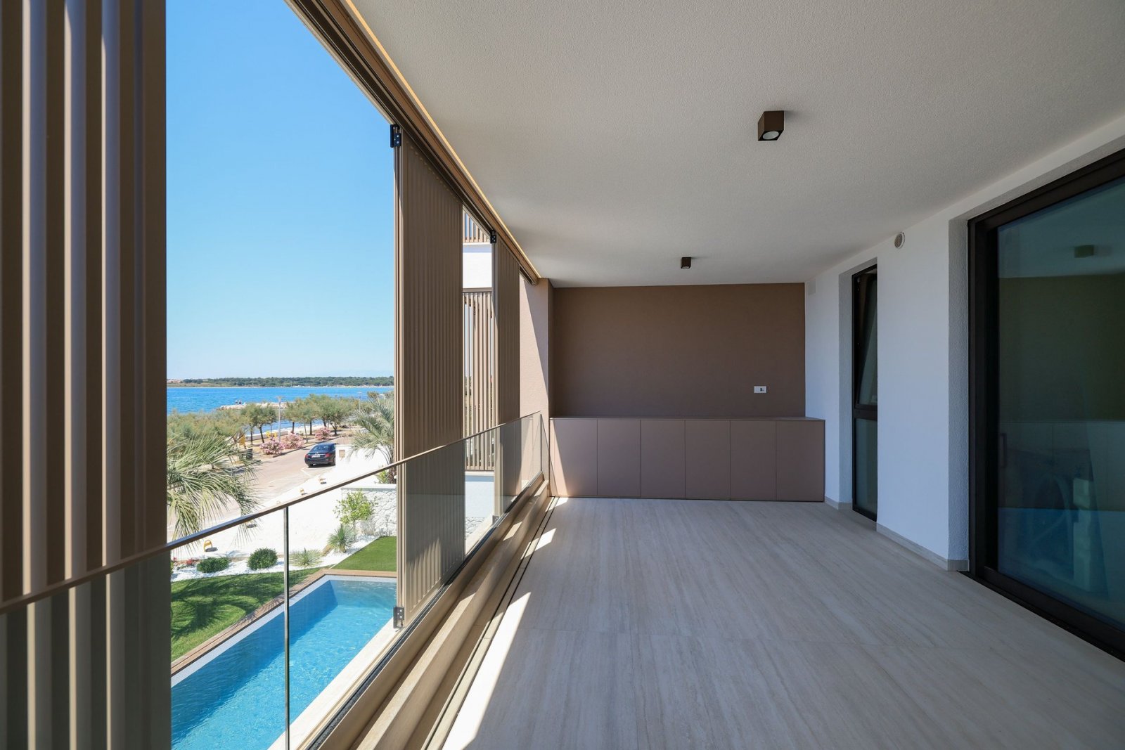Luxuriöses Apartment mit 2 Schlafzimmern und überdachter Terrasse, 5 m vom Meer entfernt, Nin, Kroatien