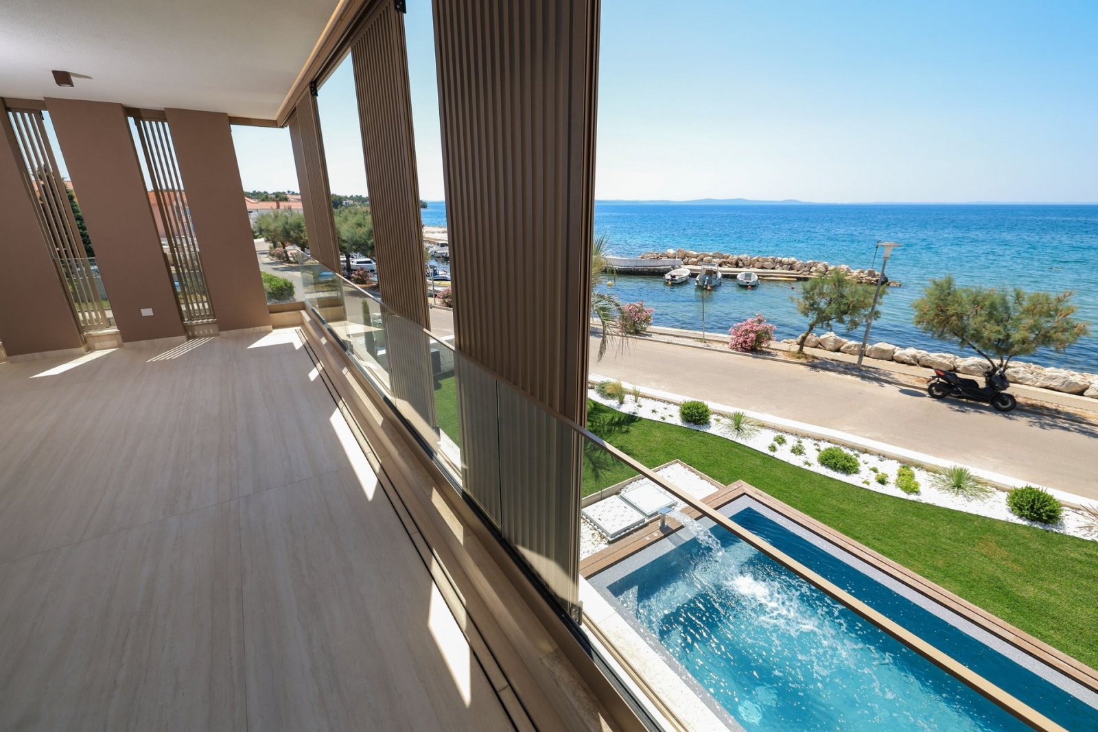 Luxuriöses Apartment mit 2 Schlafzimmern und überdachter Terrasse, 5 m vom Meer entfernt, Nin, Kroatien