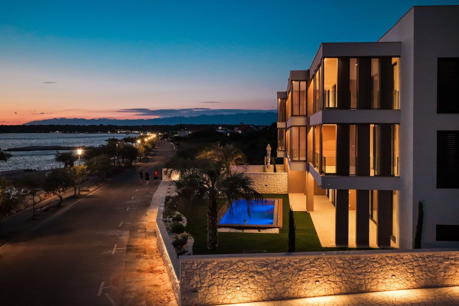 Luxuriöses Apartment mit 2 Schlafzimmern und überdachter Terrasse, 5 m vom Meer entfernt, Nin, Kroatien