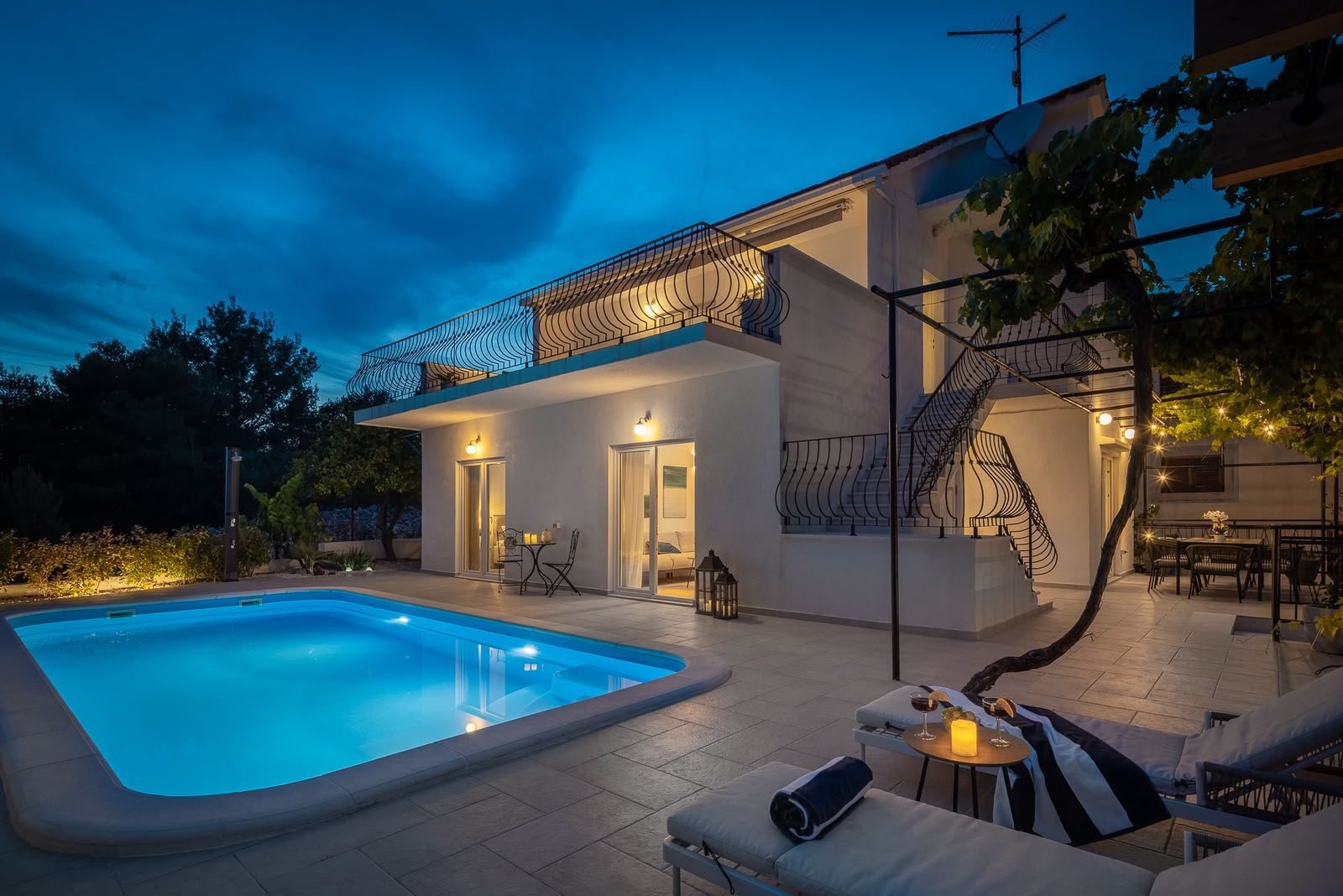 Haus mit Pool und freiem Meerblick, 100 m vom Strand entfernt, Rogoznica, Kroatien