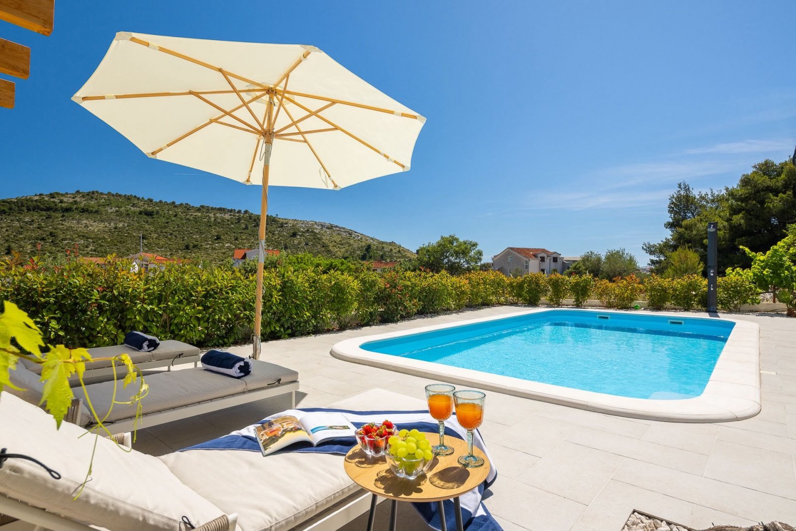 Haus mit Pool und freiem Meerblick, 100 m vom Strand entfernt, Rogoznica, Kroatien