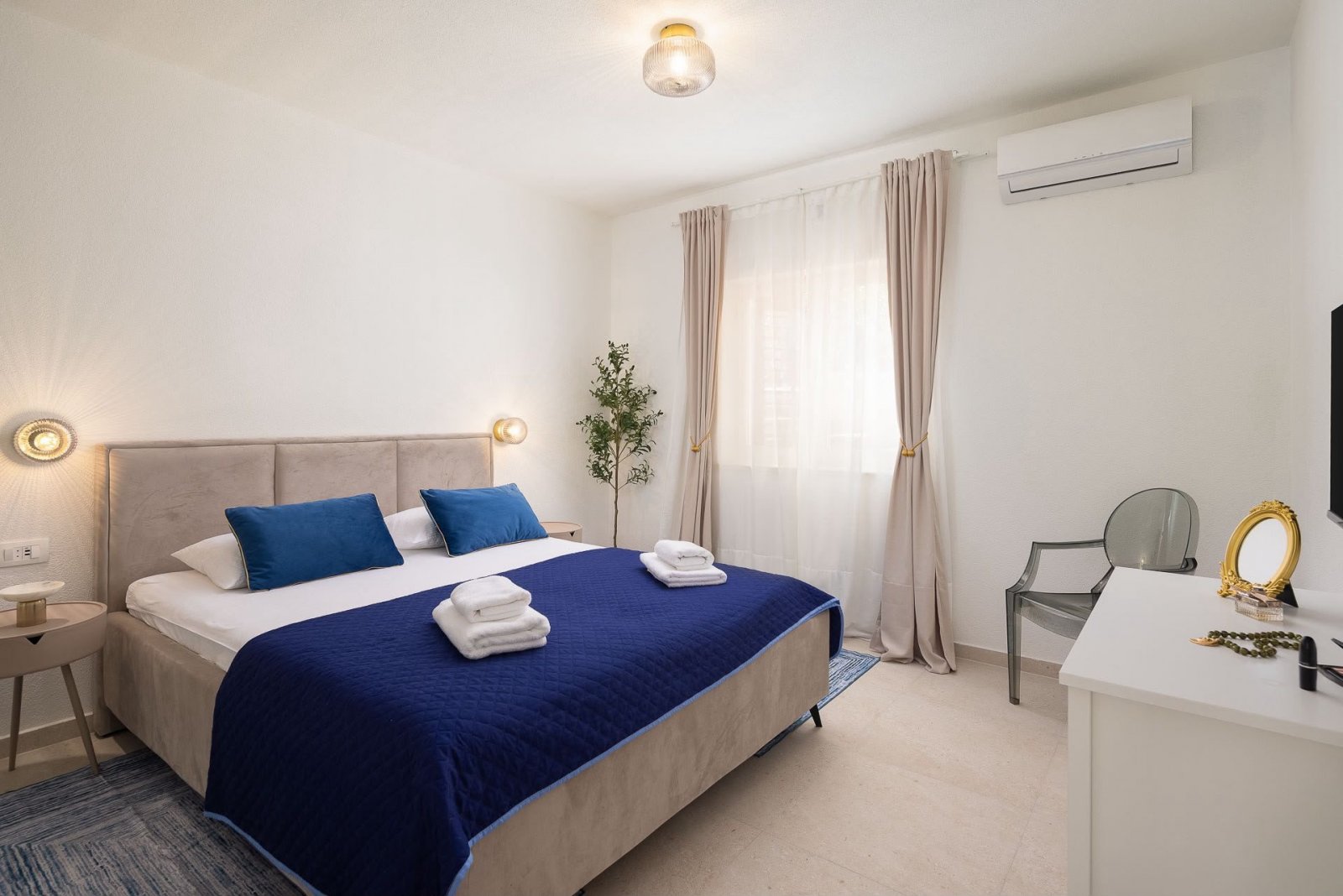 Haus mit Pool und freiem Meerblick, 100 m vom Strand entfernt, Rogoznica, Kroatien