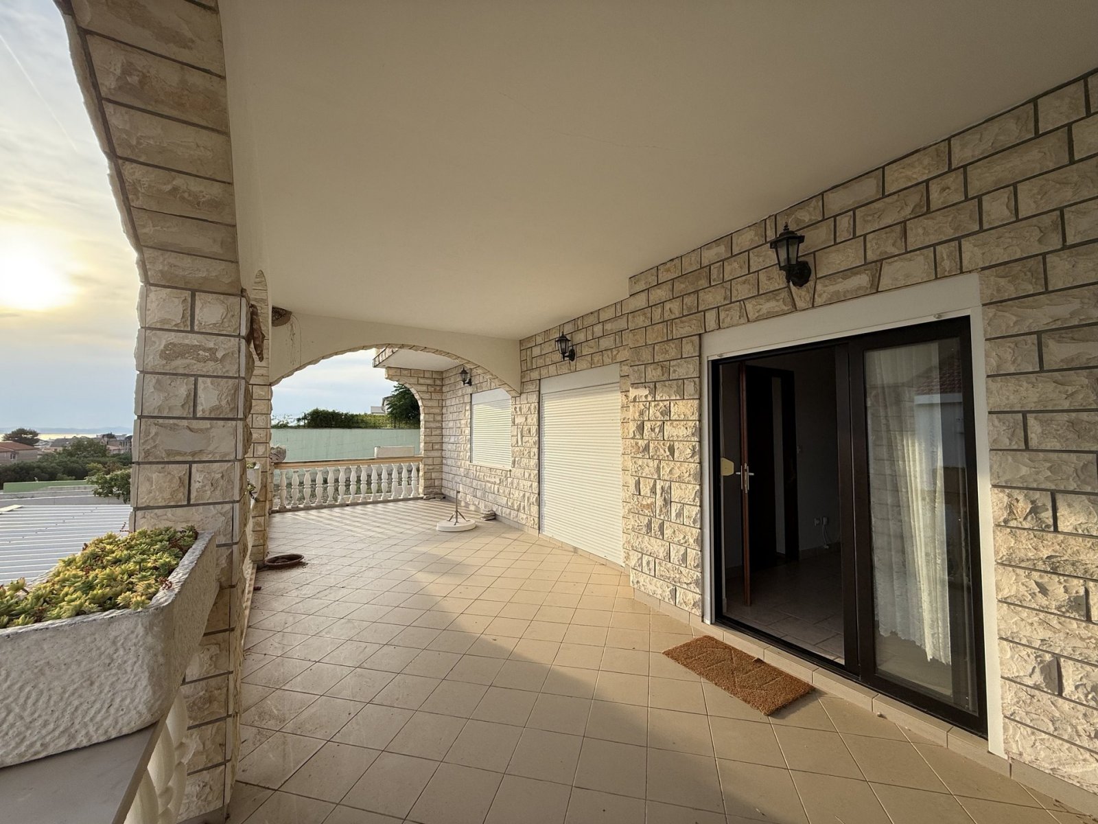 Haus mit zwei Dreizimmerwohnungen mit separater Küche und Meerblick, Sveti Filip i Jakov, Kroatien