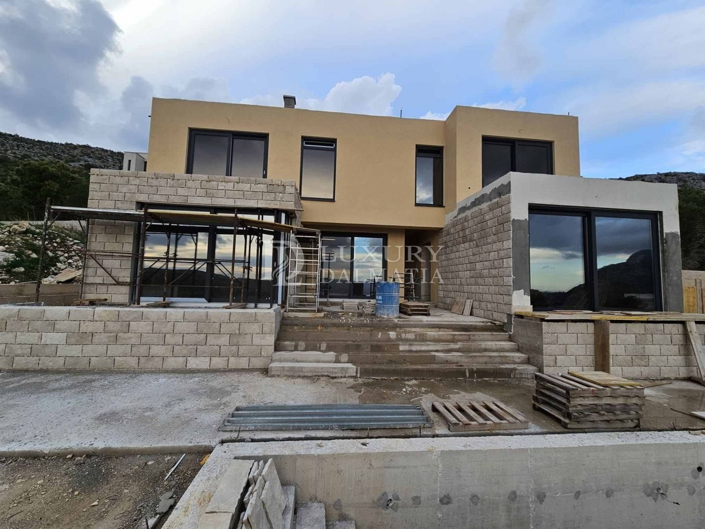 Neue Villa mit Pool und Meer- sowie Flussblick auf die Cetina, Omiš, Kroatien