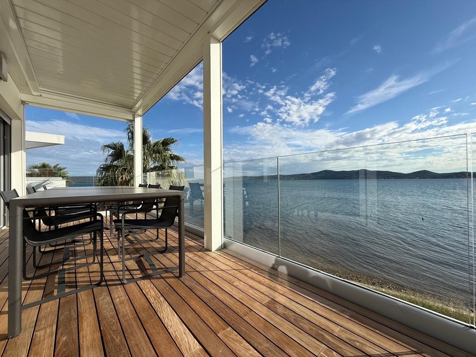 3-Zimmer-Ferienwohnung mit Meerblick in erster Reihe, Sukošan, Kroatien
