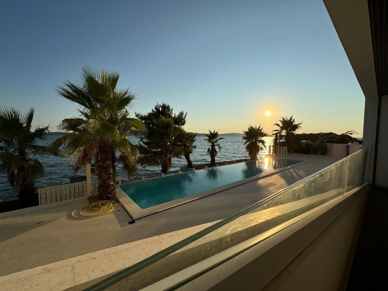 Möbliertes 3-Zimmer-Apartment in erster Reihe am Infinity-Pool, Zadar, Kroatien