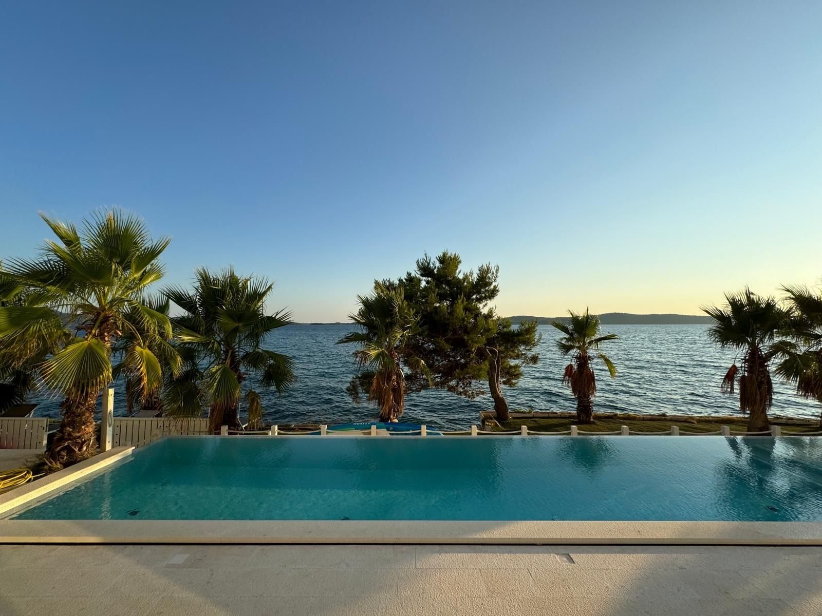 Möbliertes 3-Zimmer-Apartment in erster Reihe am Infinity-Pool, Zadar, Kroatien