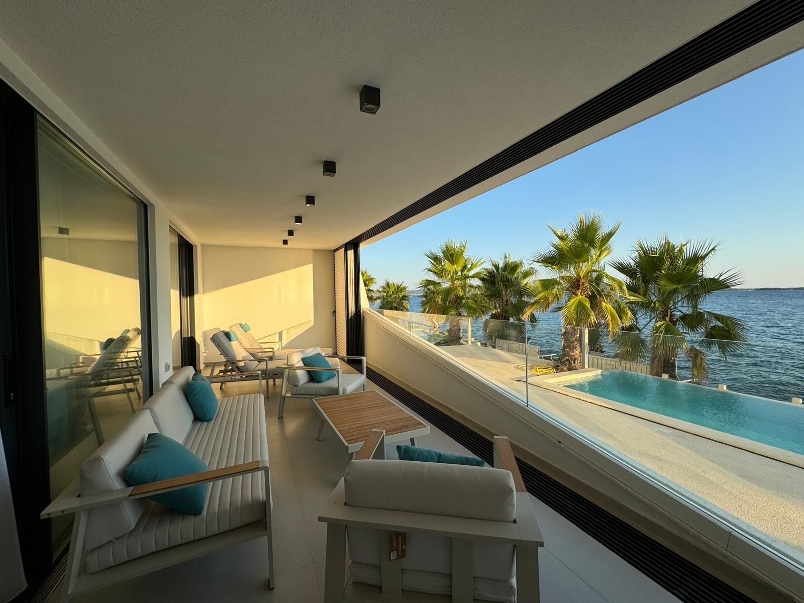 Möbliertes 3-Zimmer-Apartment in erster Reihe am Infinity-Pool, Zadar, Kroatien