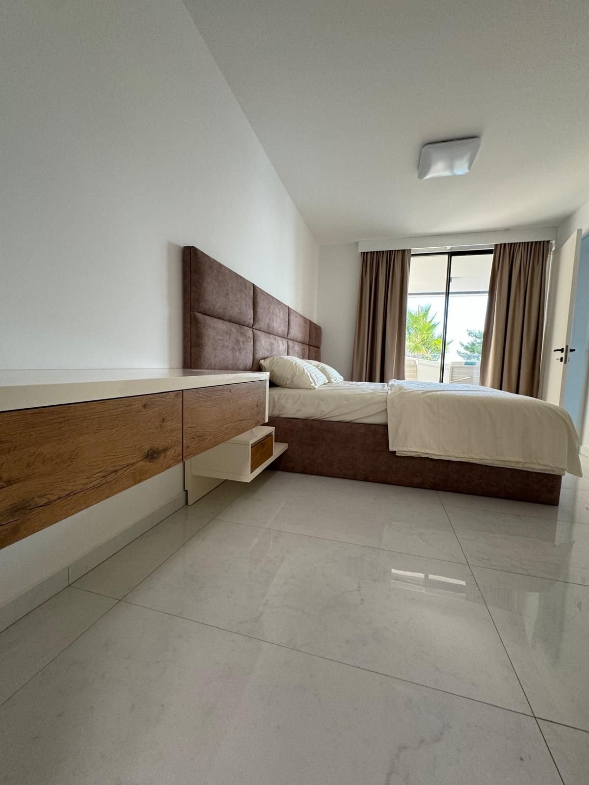 Möbliertes 3-Zimmer-Apartment in erster Reihe am Infinity-Pool, Zadar, Kroatien