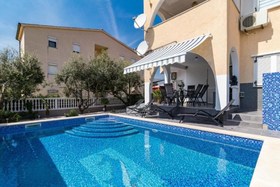 Möbliertes Apartment mit privatem Pool und Garten, 400 m vom Meer entfernt, Medulin, Kroatien