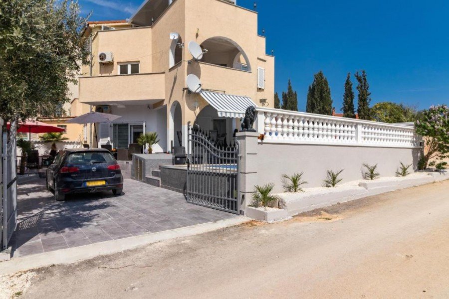 Möbliertes Apartment mit privatem Pool und Garten, 400 m vom Meer entfernt, Medulin, Kroatien
