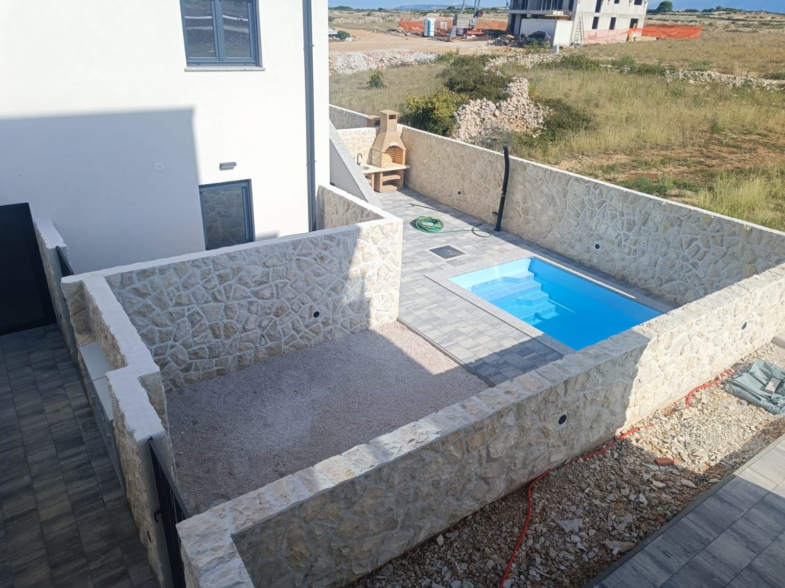 Neues Apartment mit Pool, Garten und Meerblick, 350 m vom Strand entfernt, Povljana, Kroatien