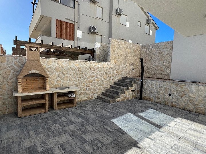 Neues Apartment mit Pool, Garten und Meerblick, 350 m vom Strand entfernt, Povljana, Kroatien