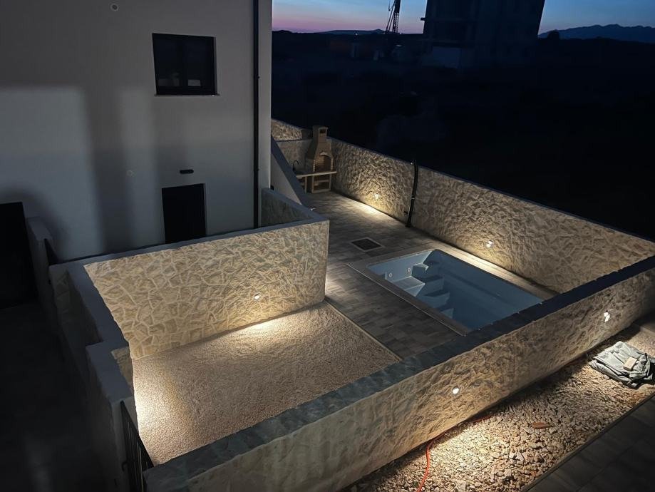 Neues Apartment mit Pool, Garten und Meerblick, 350 m vom Strand entfernt, Povljana, Kroatien