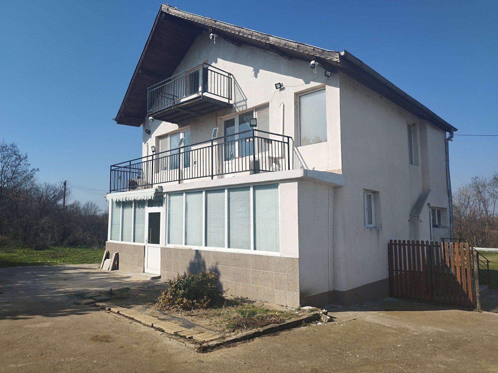 Grande casa ristrutturata con 4 camere da letto e splendida vista panoramica in vendita nel villaggio di Botevo