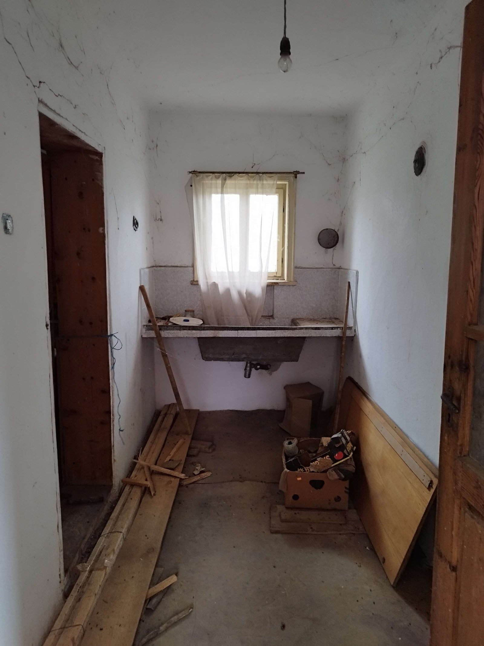 Massiva casa a due piani con 6 stanze vicino a Bolyarovo.