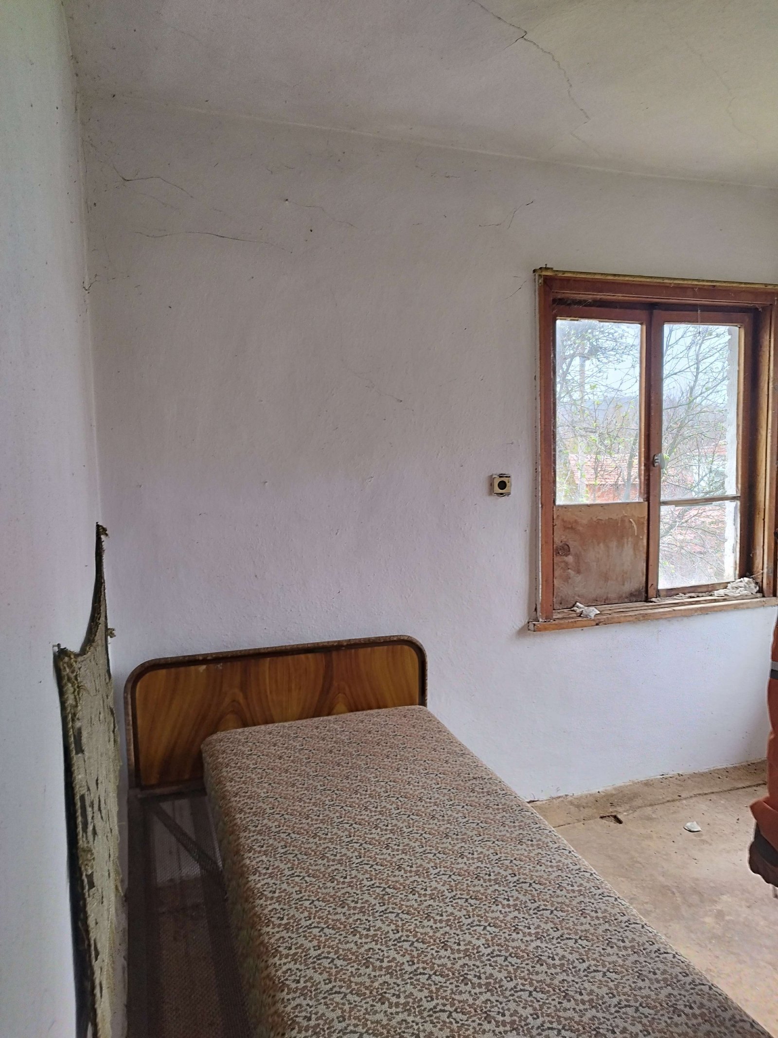 Massiva casa a due piani con 6 stanze vicino a Bolyarovo.