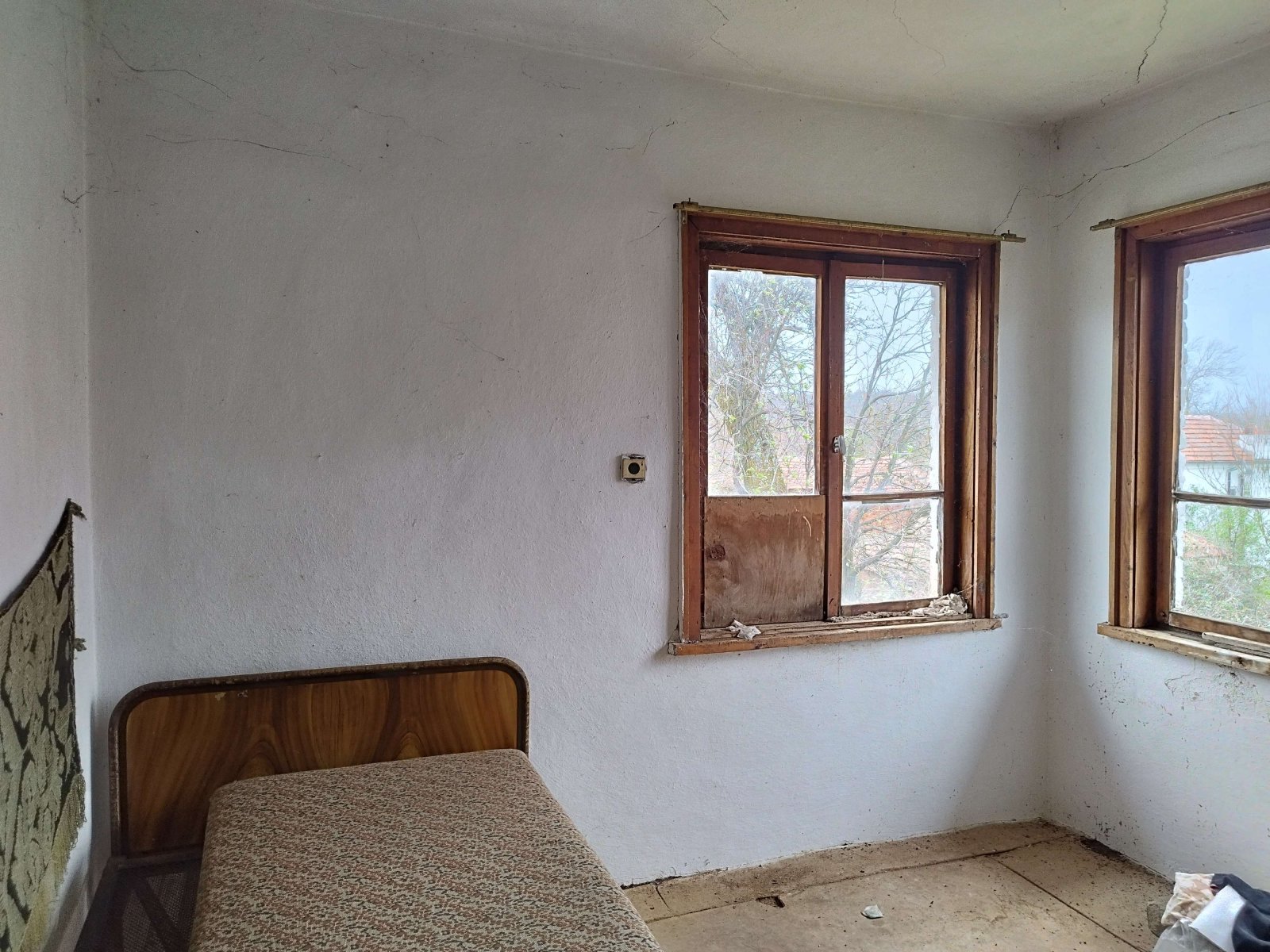 Massiva casa a due piani con 6 stanze vicino a Bolyarovo.