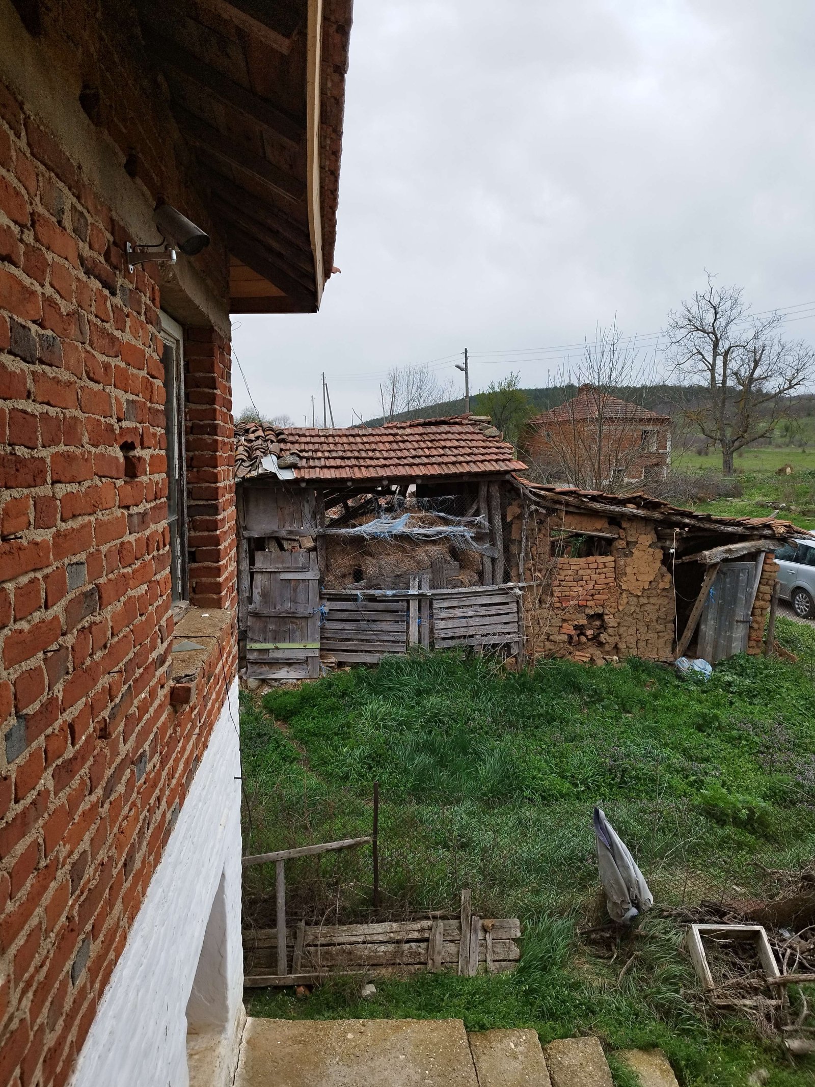 Massiva casa a due piani con 6 stanze vicino a Bolyarovo.