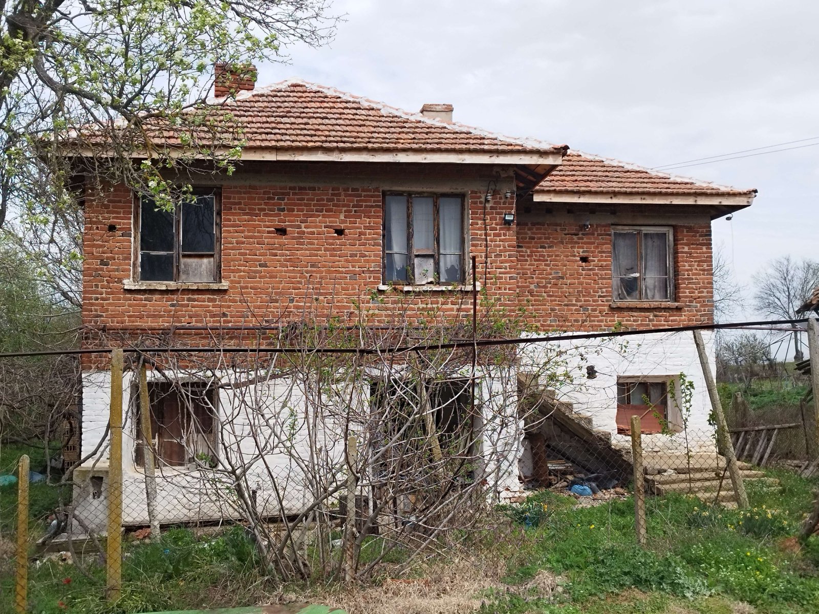 Massiva casa a due piani con 6 stanze vicino a Bolyarovo.