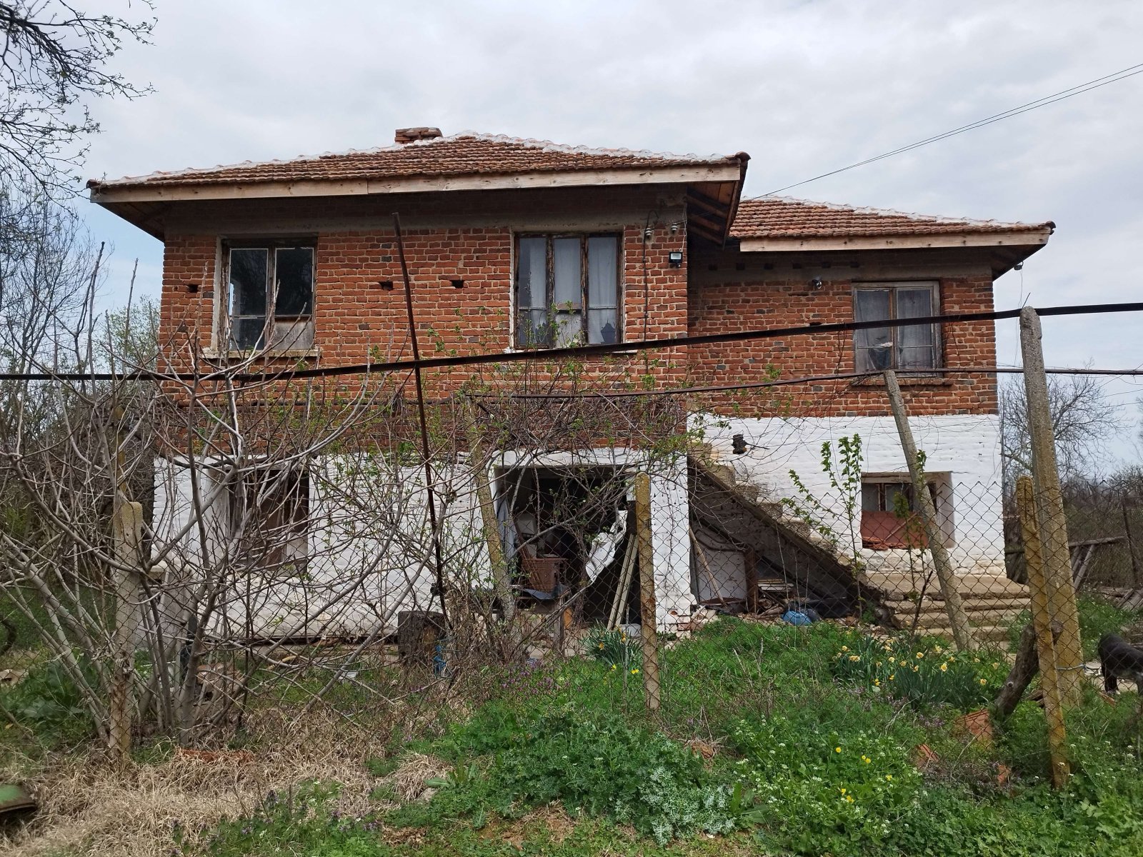 Massiva casa a due piani con 6 stanze vicino a Bolyarovo.