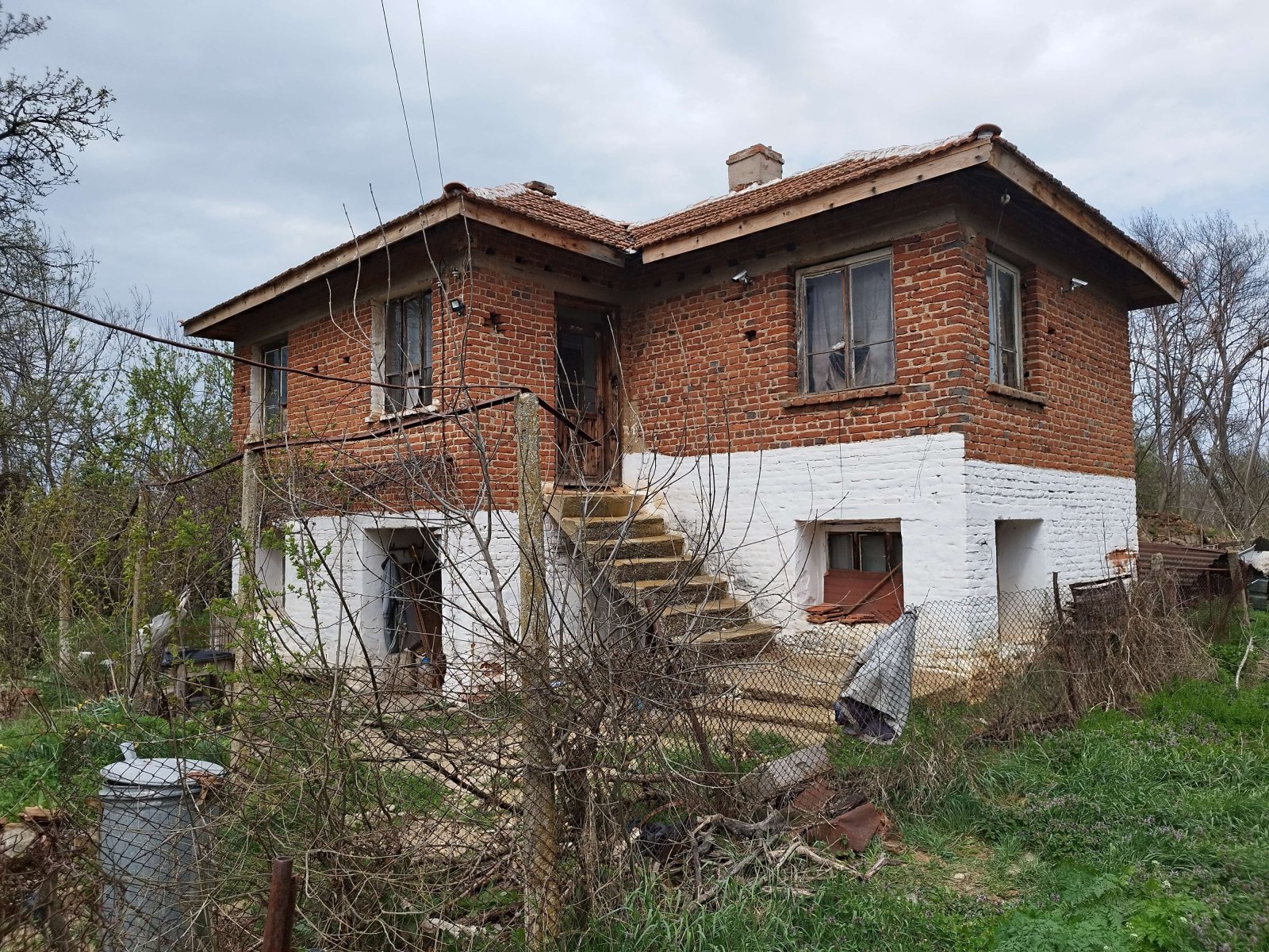 Massiva casa a due piani con 6 stanze vicino a Bolyarovo.