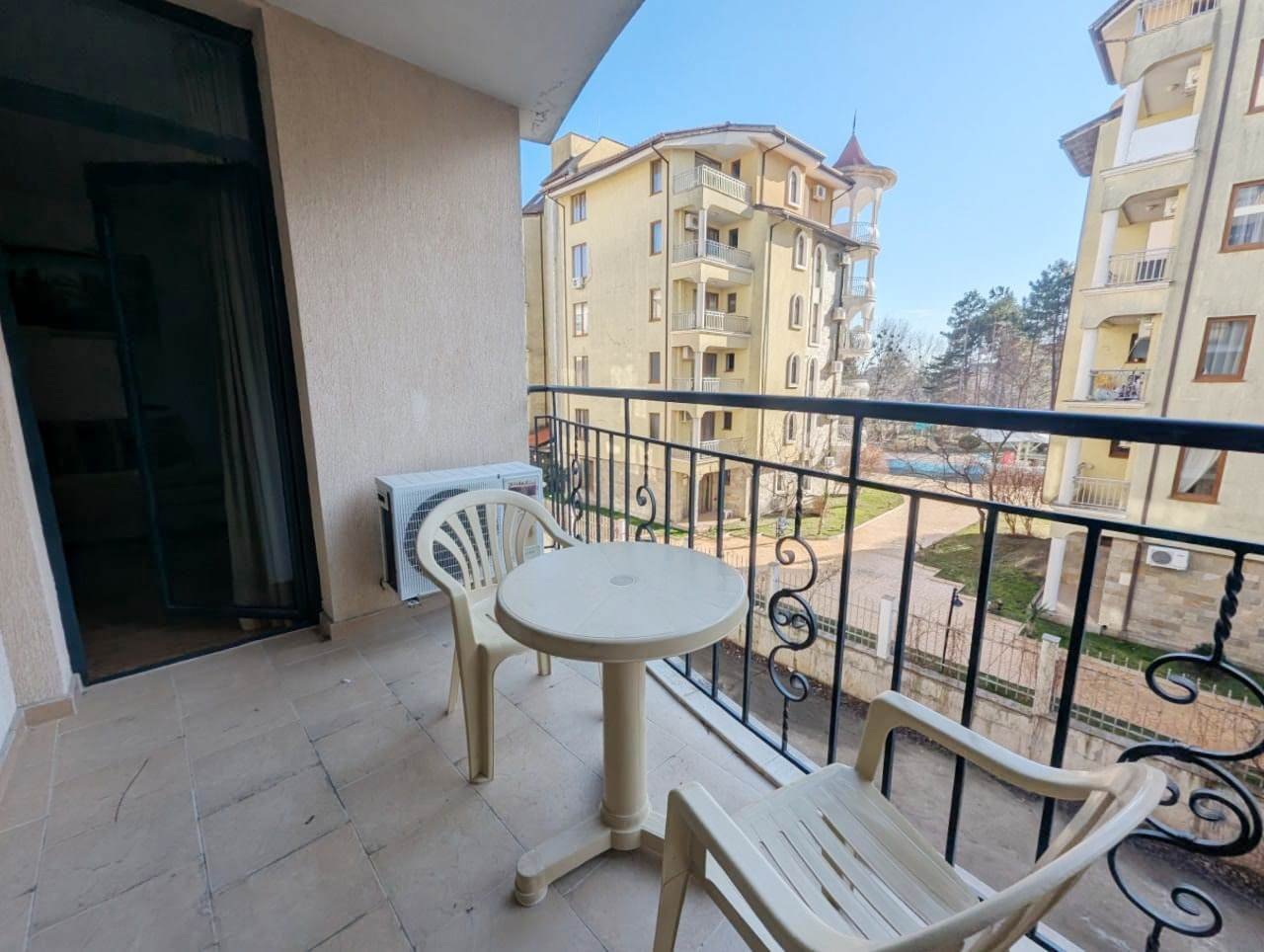 Una appartamento in una zona tranquilla, vicino alla spiaggia e a un parco, nel complesso Avalon a Sunny Beach.