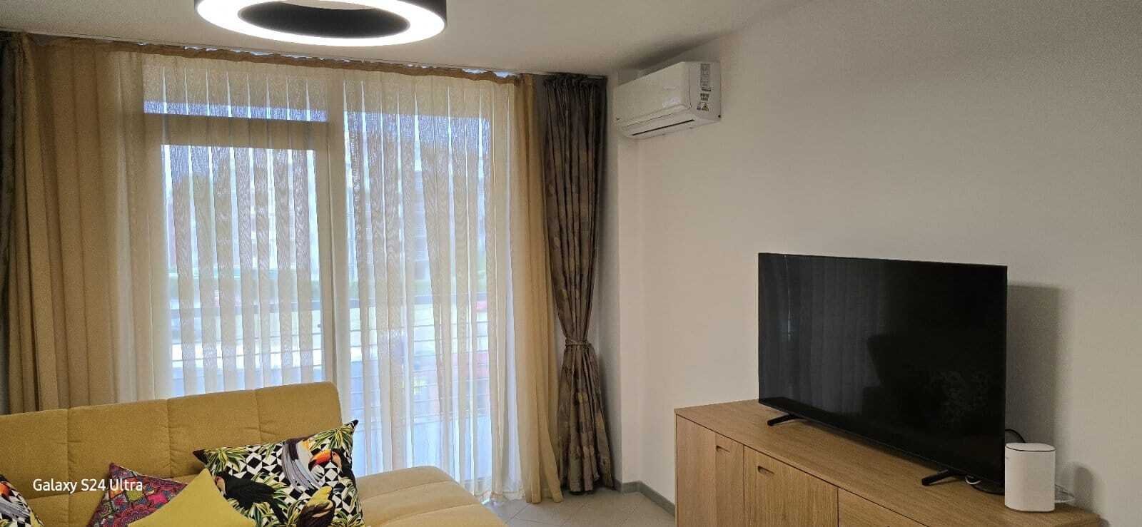 Neu sanierte und möblierte Wohnung am Sonnenstrand in Bulgarien translates to Italian as: