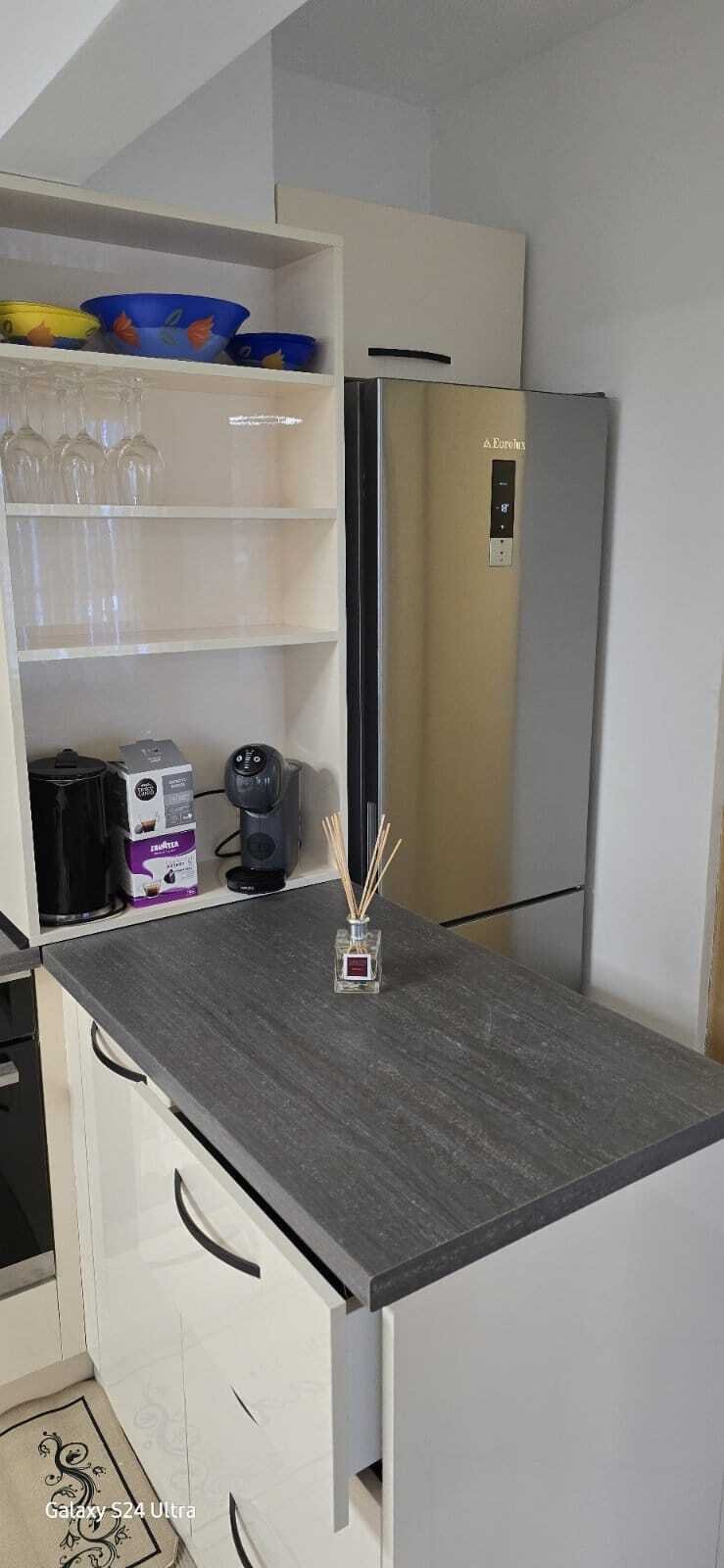 Neu sanierte und möblierte Wohnung am Sonnenstrand in Bulgarien translates to Italian as: