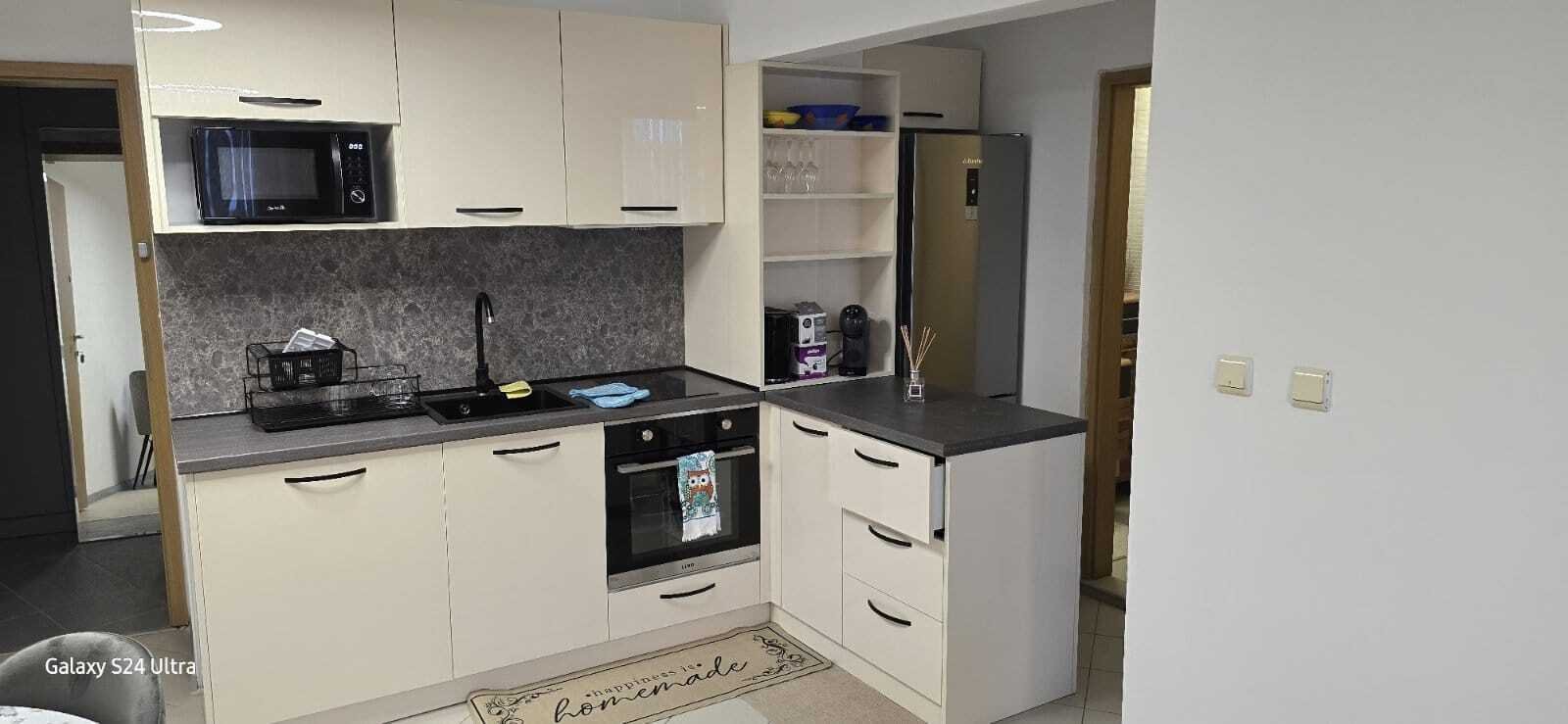 Neu sanierte und möblierte Wohnung am Sonnenstrand in Bulgarien translates to Italian as: