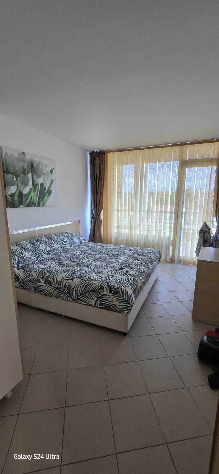 Neu sanierte und möblierte Wohnung am Sonnenstrand in Bulgarien translates to Italian as: