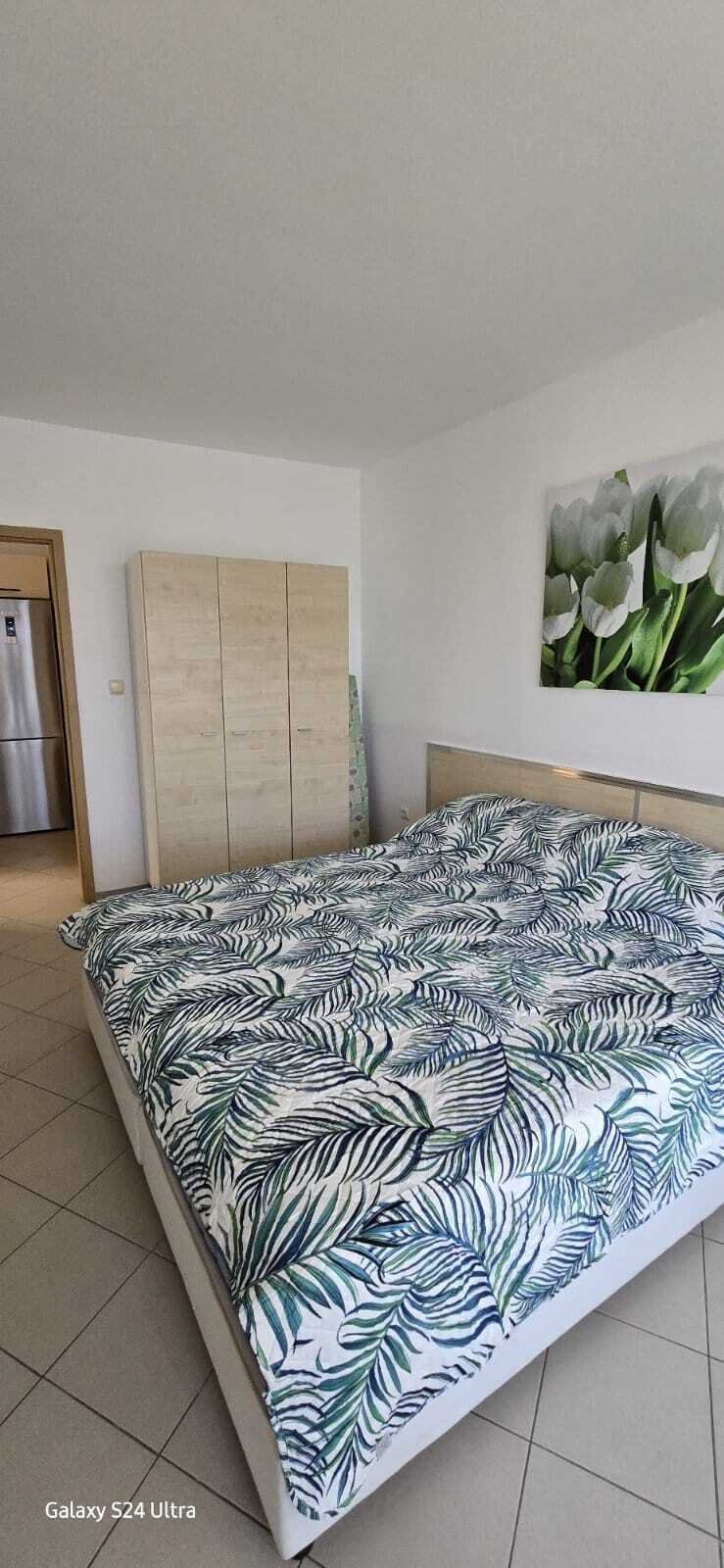 Neu sanierte und möblierte Wohnung am Sonnenstrand in Bulgarien translates to Italian as: