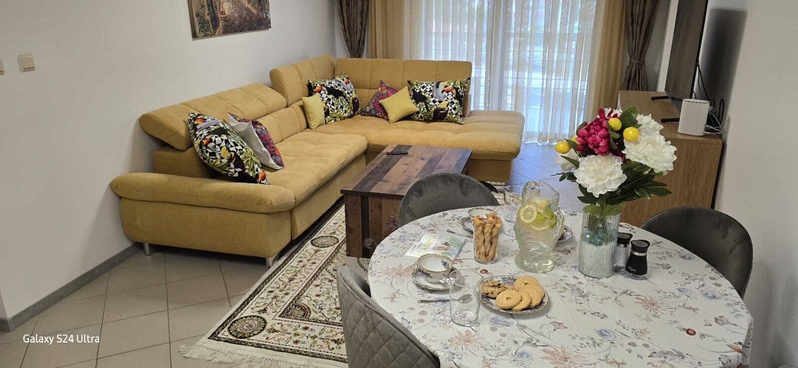 Neu sanierte und möblierte Wohnung am Sonnenstrand in Bulgarien translates to Italian as: