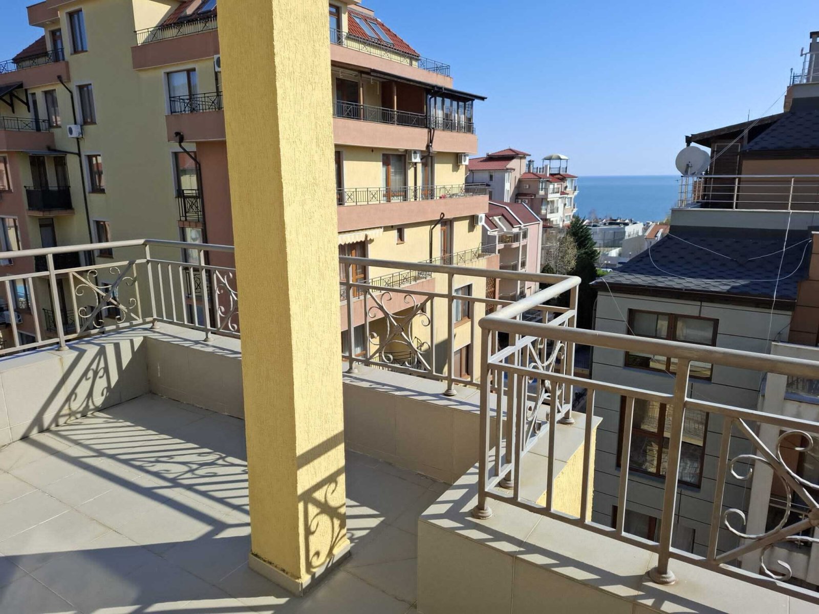 Appartamento con 3 camere da letto e vista mare nel complesso Siana 2, Sveti Vlas.
