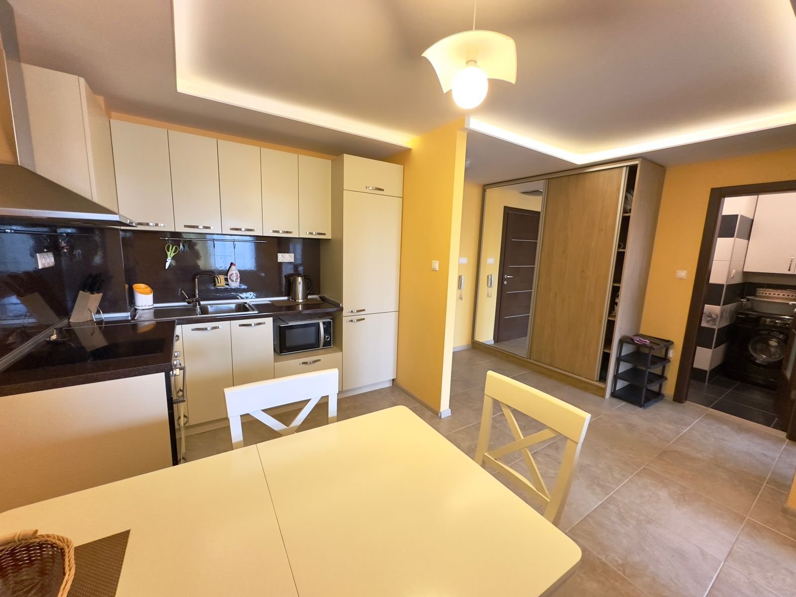 Appartamento con due stanze e cucina separata, a soli 100 metri dal mare!