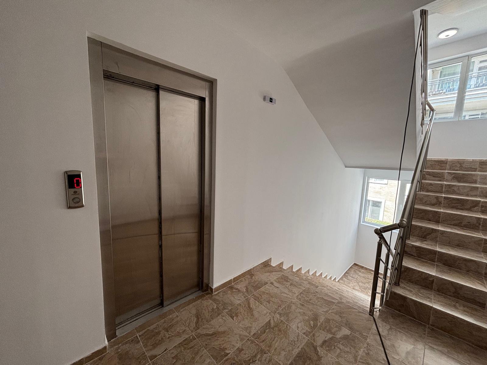 Appartamento con una camera da letto nel complesso Villa Venezia con vista sulle montagne, senza spese di manutenzione.