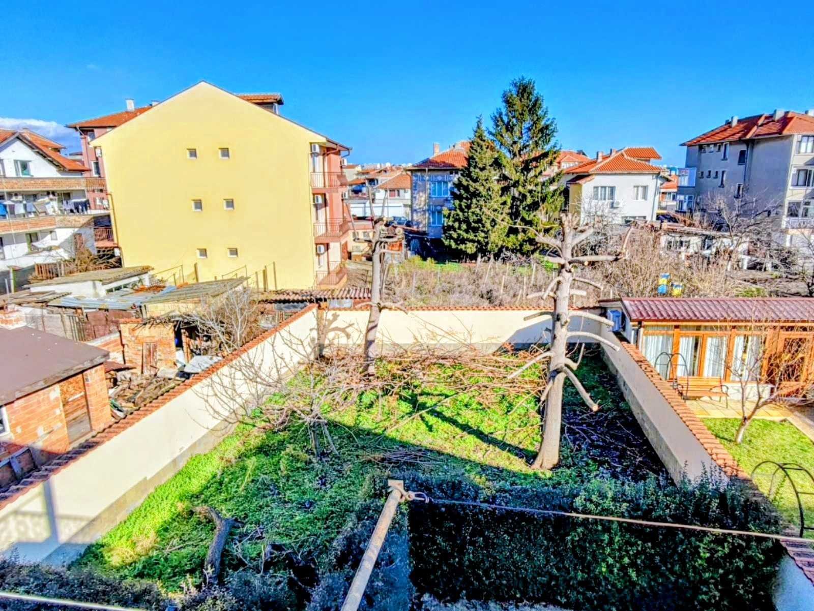 Casa indipendente di tre piani con più stanze a Ravda