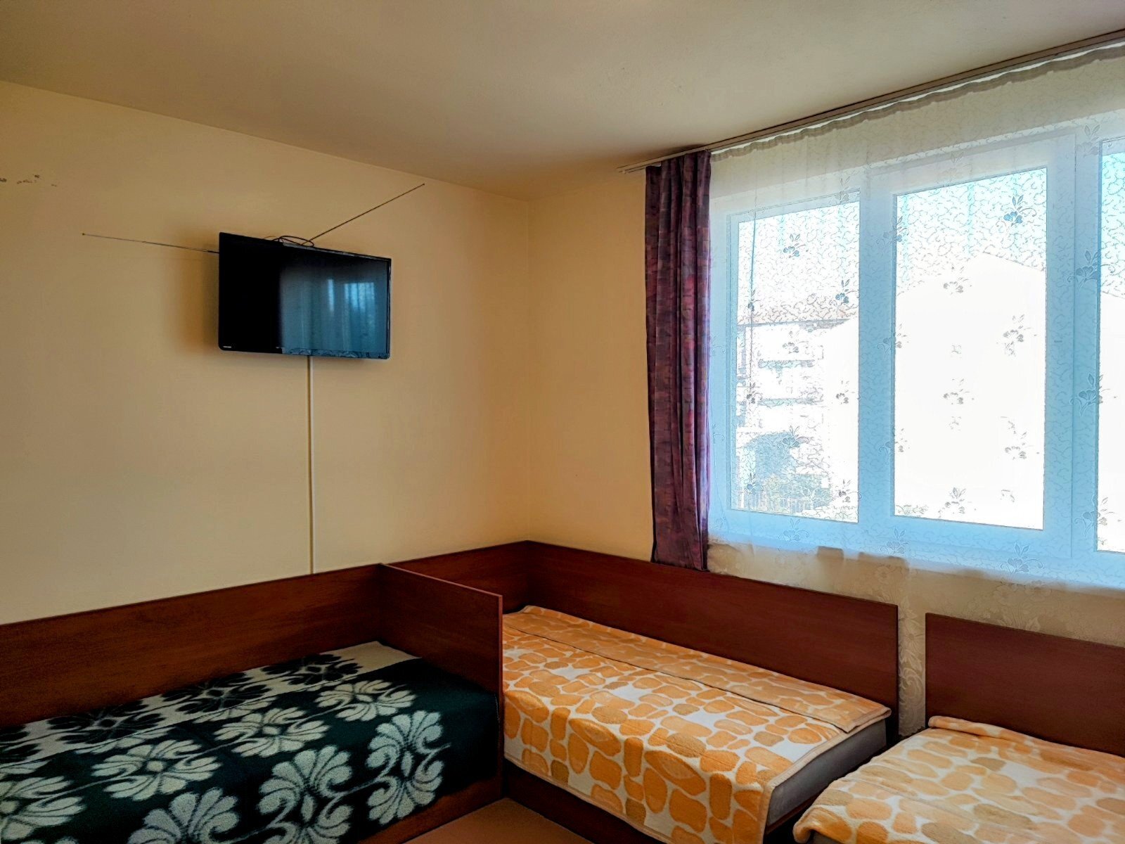 Casa indipendente di tre piani con più stanze a Ravda