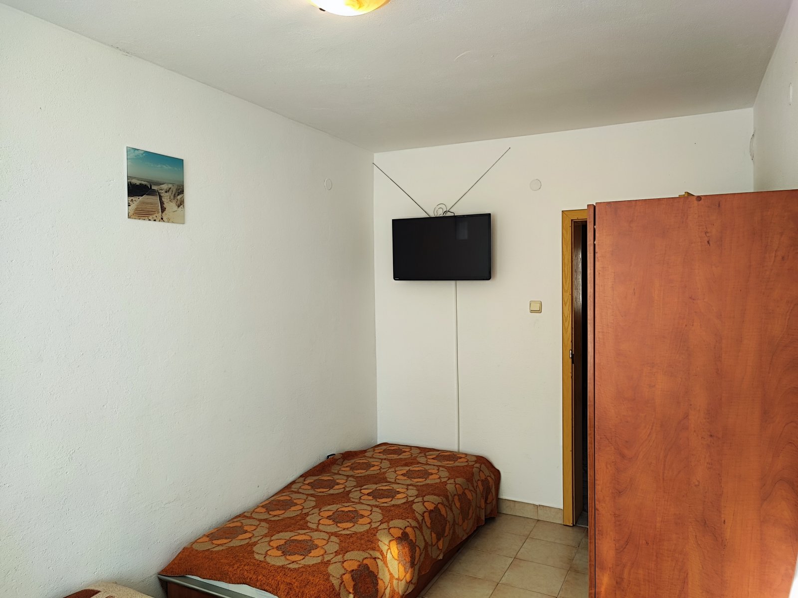 Casa indipendente di tre piani con più stanze a Ravda