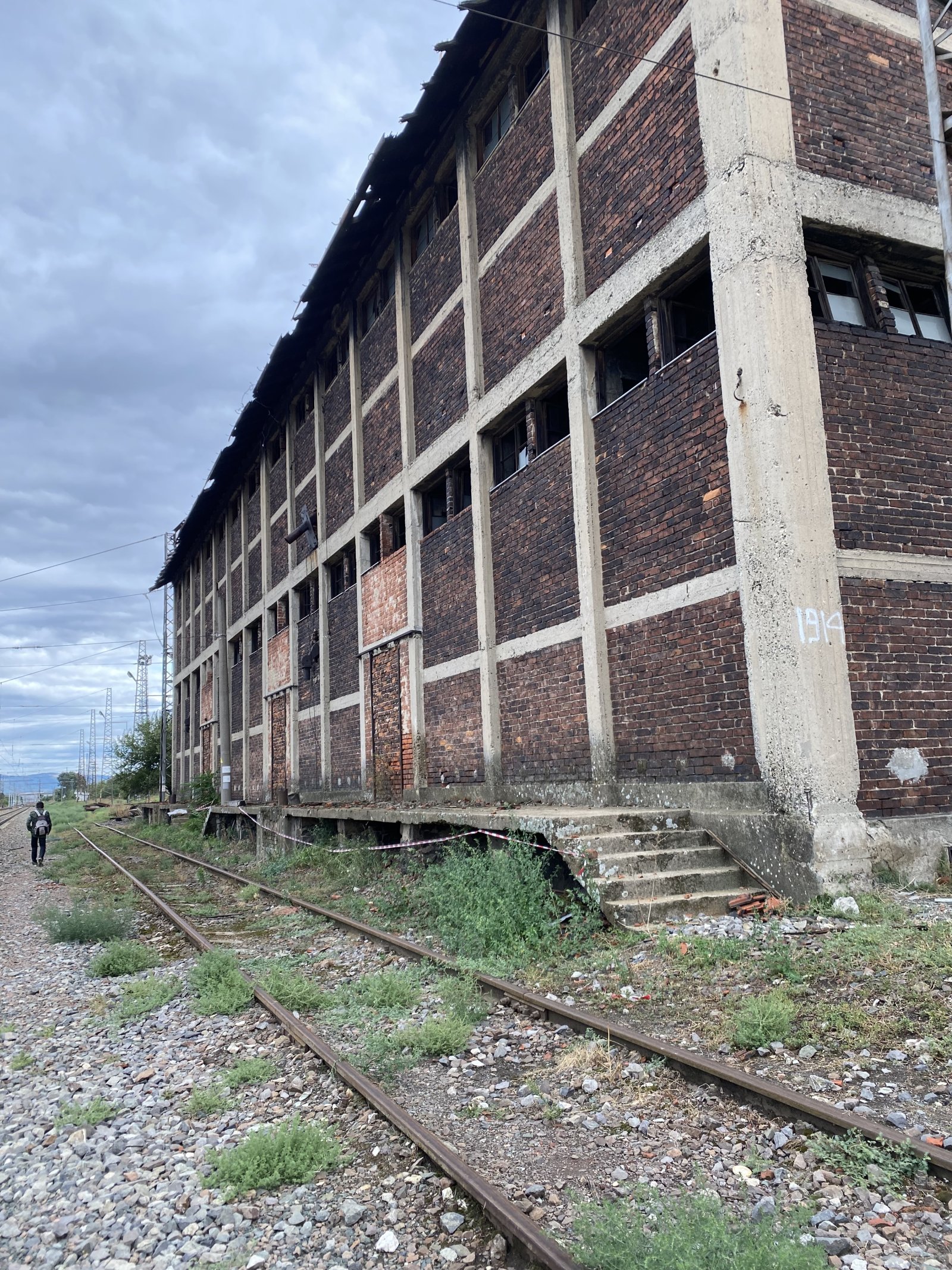 Karnobat: Magazzino / edificio nella regione della stazione ferroviaria di Karnobat con binario privato. 