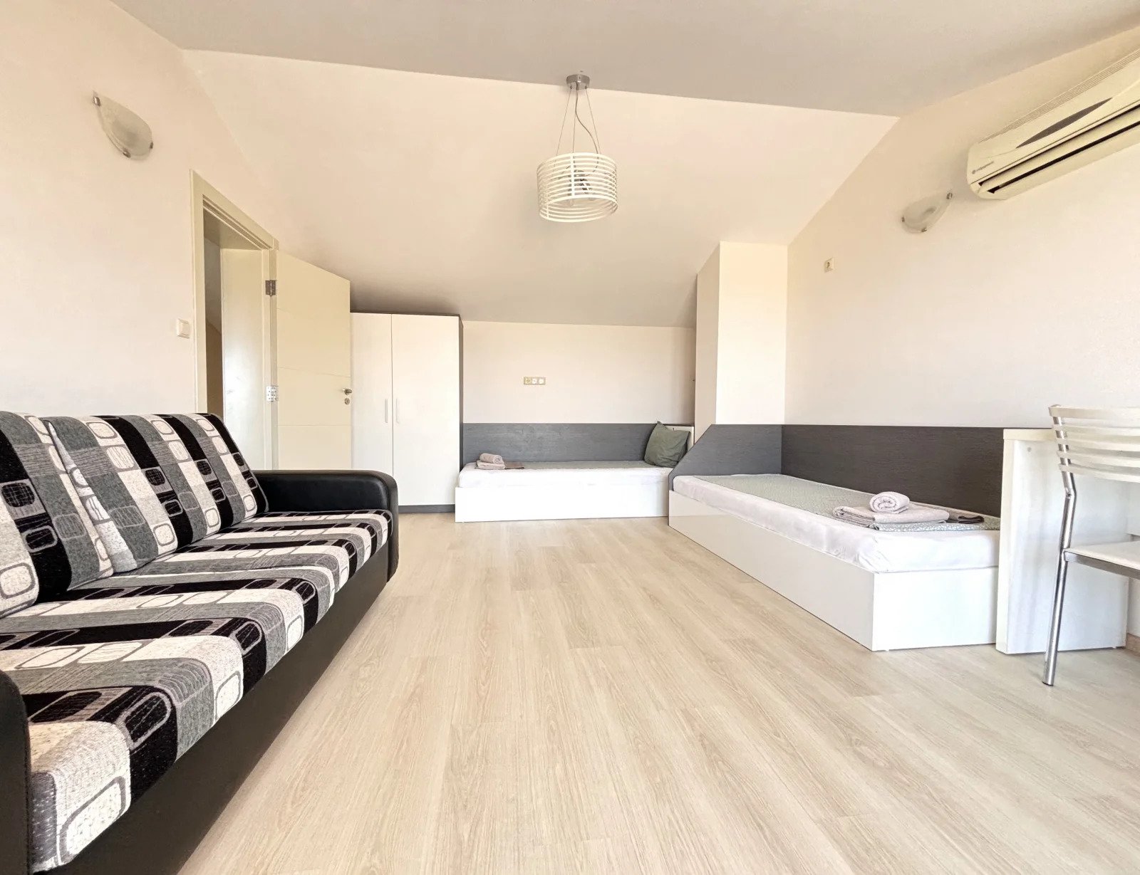 Elegante panorama-mansarda nel complesso Atia Resort, Chernomorets.