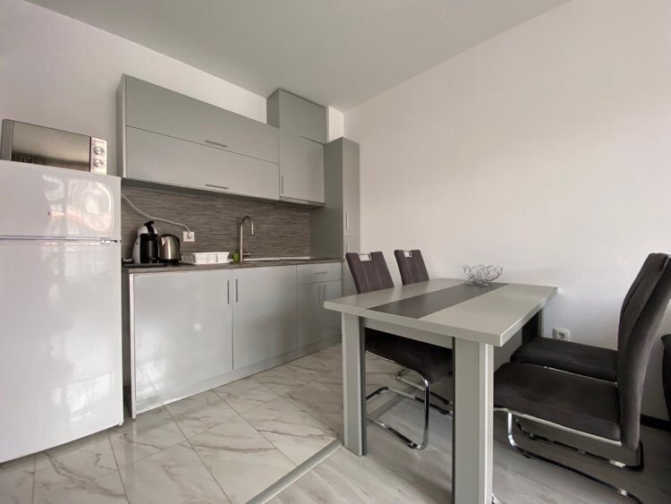 Ecco la traduzione in italiano:
"Accogliente appartamento bilocale completamente arredato nel complesso 'The Green Paradise II', Primorsko."