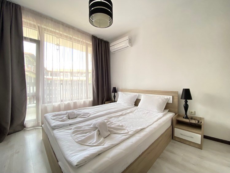 Ecco la traduzione in italiano:
"Accogliente appartamento bilocale completamente arredato nel complesso 'The Green Paradise II', Primorsko."