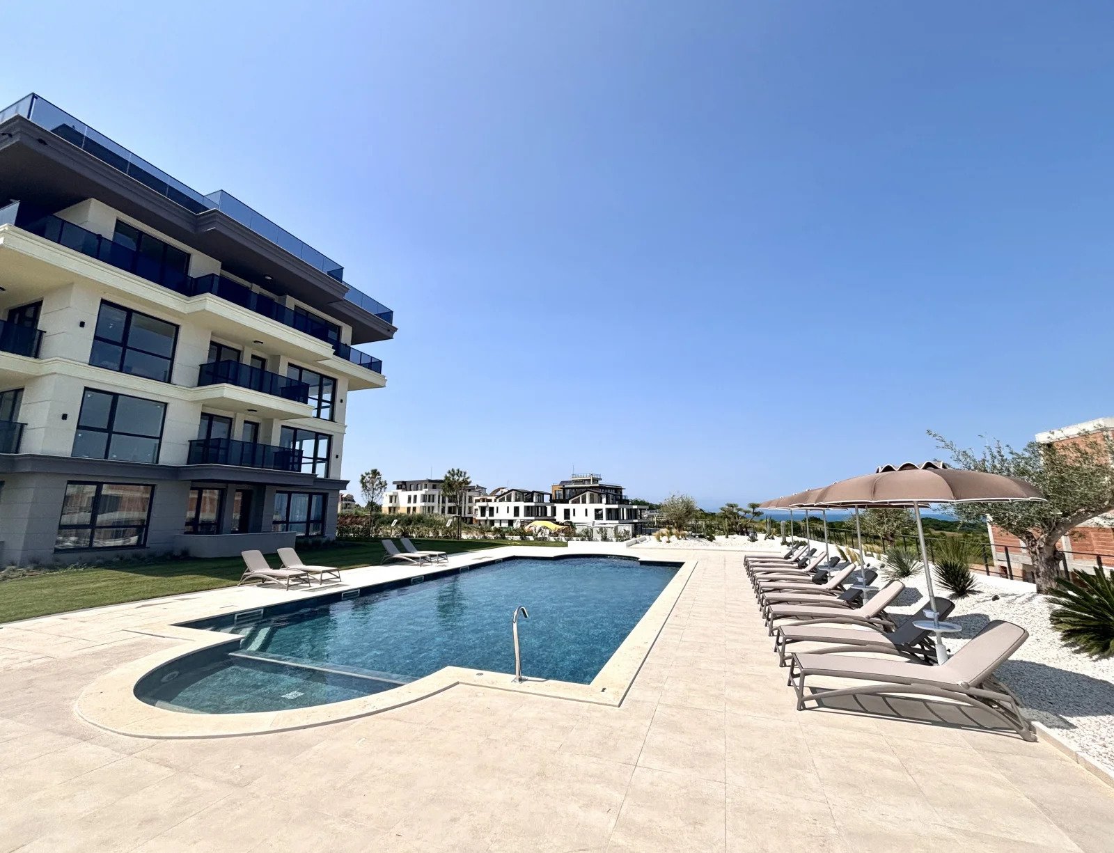 Elegante appartamento di 3 camere a Sunny Island Royal, Chernomorets