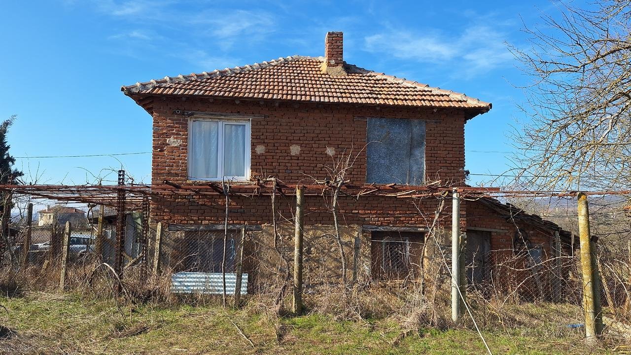 Casa con grande cortile di 6000 m² vicino a Elhovo, regione di Yambol