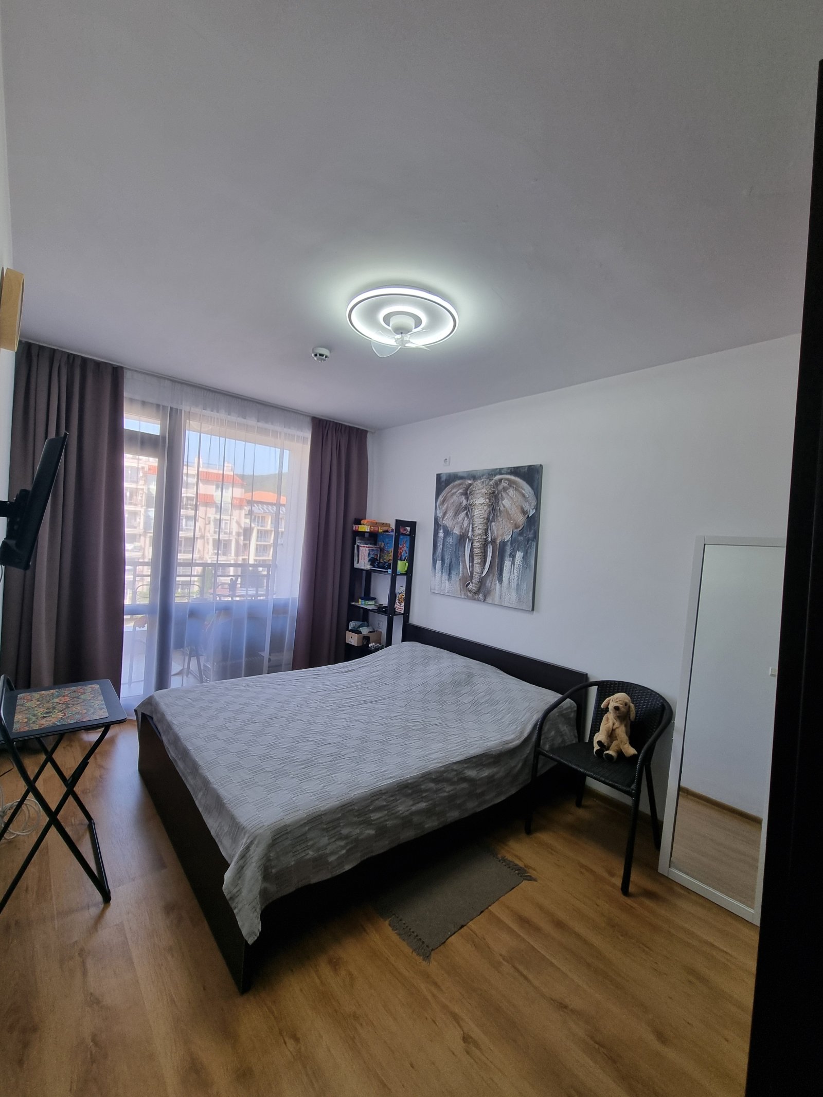 Caratteristica appartamento con 2 camere a Sveti Vlas, Raduga 1, quinto piano, vista sulle montagne