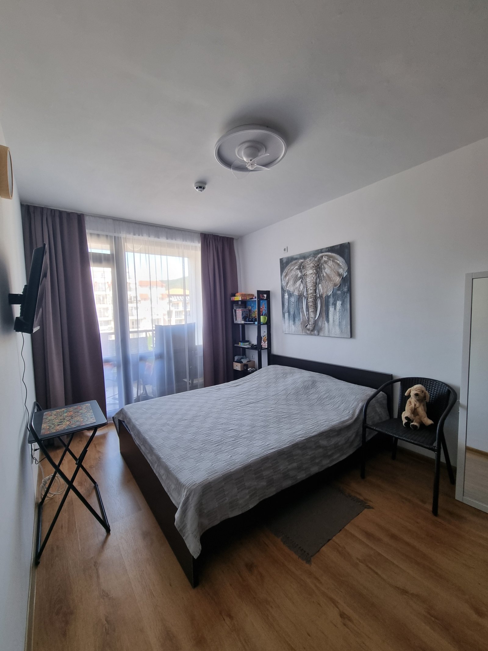 Caratteristica appartamento con 2 camere a Sveti Vlas, Raduga 1, quinto piano, vista sulle montagne