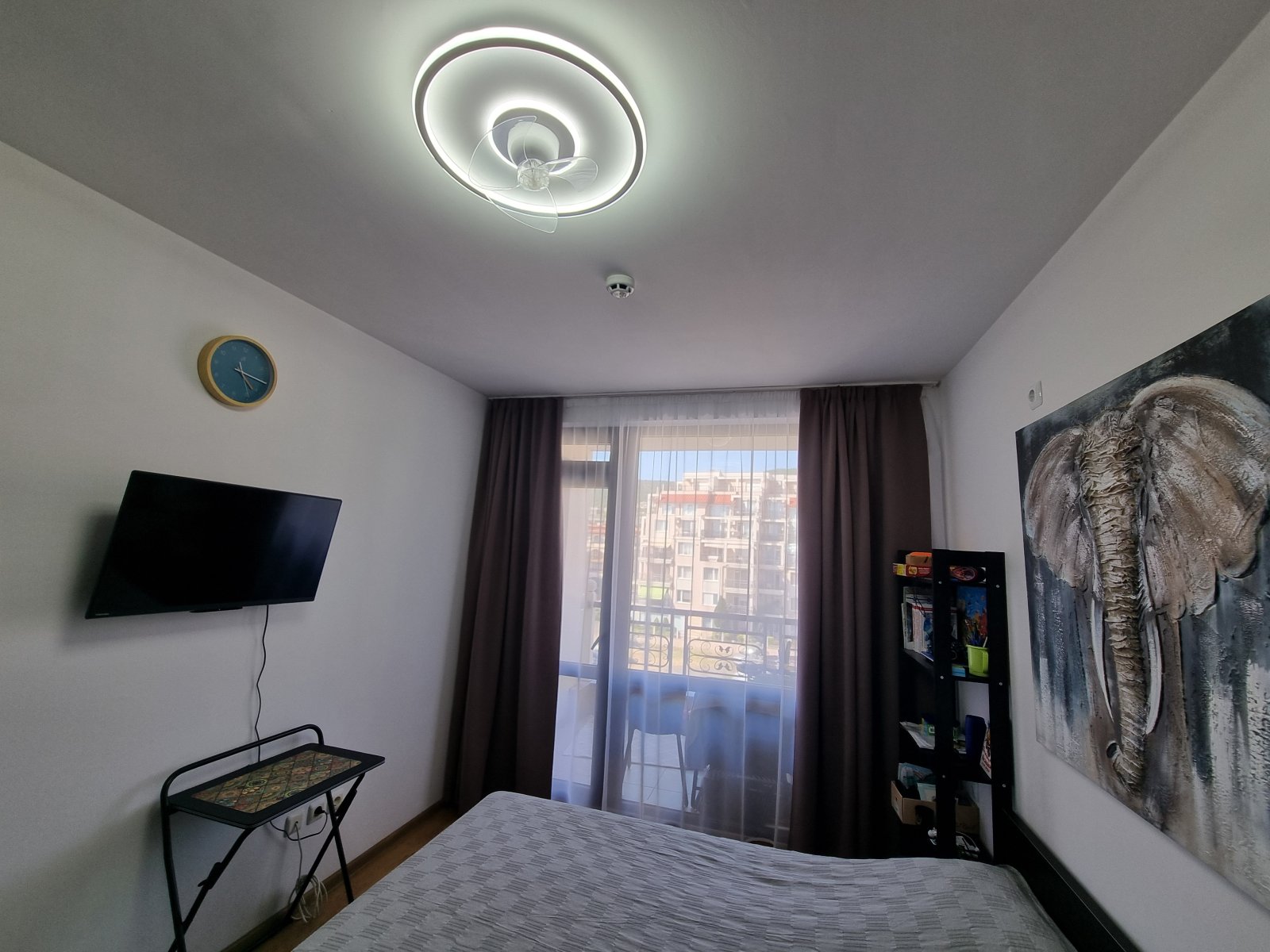 Caratteristica appartamento con 2 camere a Sveti Vlas, Raduga 1, quinto piano, vista sulle montagne