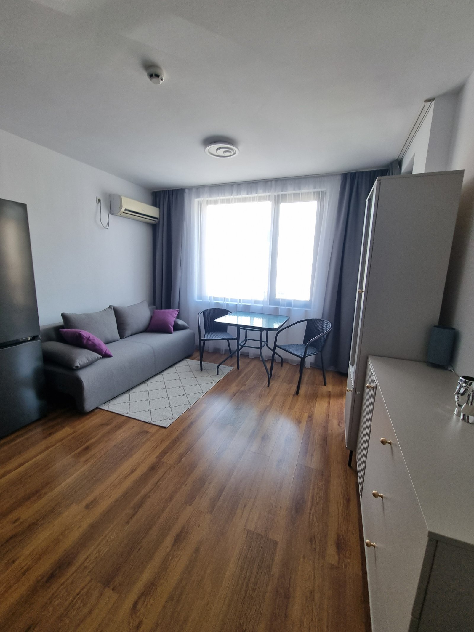 Caratteristica appartamento con 2 camere a Sveti Vlas, Raduga 1, quinto piano, vista sulle montagne