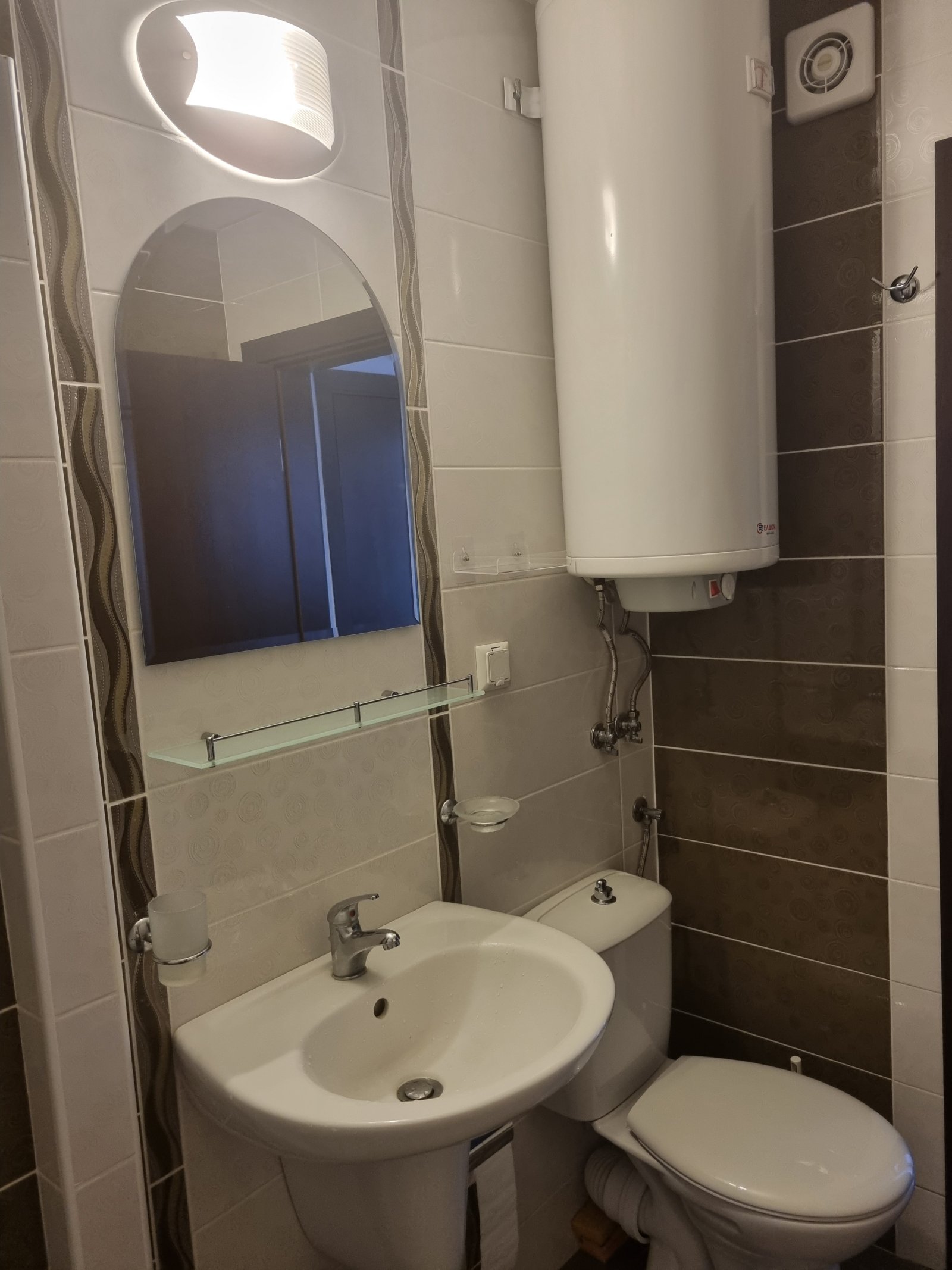 Caratteristica appartamento con 2 camere a Sveti Vlas, Raduga 1, quinto piano, vista sulle montagne